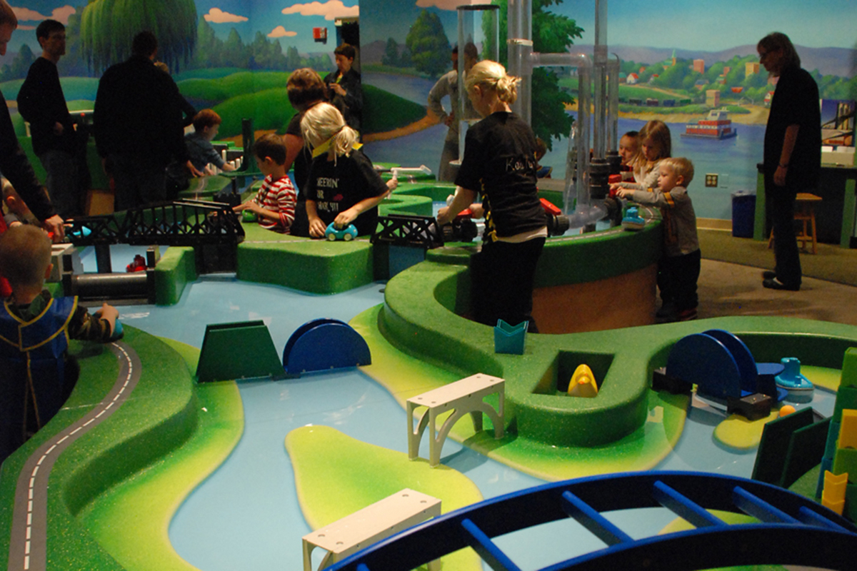 children playing with the Bettendorf water table